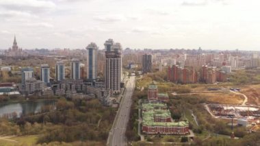 İHA 'dan çekilen büyük bir şehrin yol kesişimlerinin ve otoyollarının panoramik görüntüsü