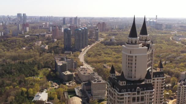 Панорамный Вид Многоэтажные Жилые Дома Вблизи Базовой Инфраструктуры Большого Города — стоковое видео