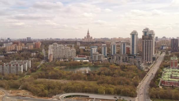 Panoramablick Auf Hochhaus Mehrfamilienhäuser Und Nahe Der Zugrunde Liegenden Infrastruktur — Stockvideo