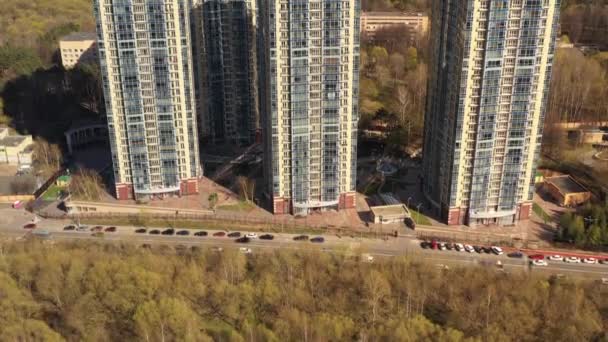 Vistas Panorámicas Edificios Apartamentos Gran Altura Cerca Infraestructura Subyacente Una — Vídeo de stock