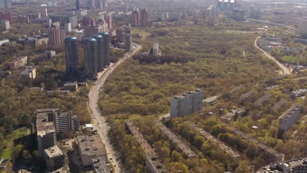 Панорамный Вид Многоэтажные Жилые Дома Вблизи Базовой Инфраструктуры Большого Города — стоковое видео