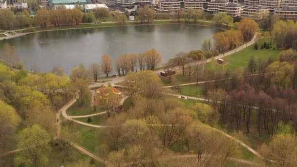 Panoramablick Auf Hochhaus Mehrfamilienhäuser Und Nahe Der Zugrunde Liegenden Infrastruktur — Stockvideo