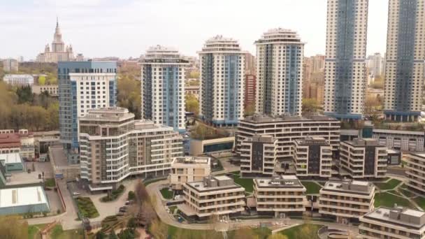 Panoramisch Uitzicht Hoogbouw Appartementengebouwen Buurt Van Onderliggende Infrastructuur Van Een — Stockvideo