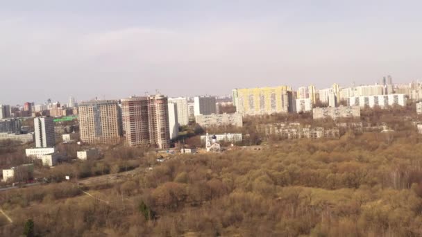 Panoramablick Auf Hochhaus Mehrfamilienhäuser Und Nahe Der Zugrunde Liegenden Infrastruktur — Stockvideo