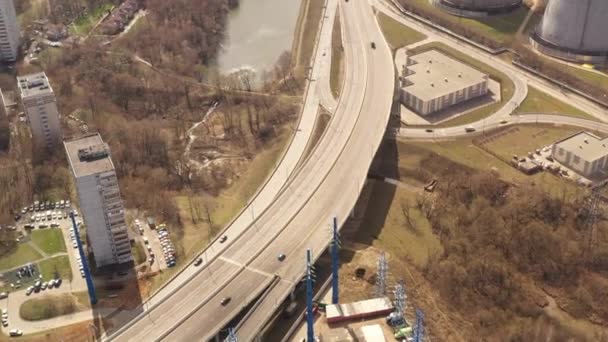 Panoramiczne Widoki Skrzyżowania Dróg Autostrady Dużego Miasta Filmowane Drona — Wideo stockowe