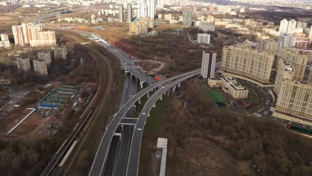 Panoramautsikt Över Vägkorsningar Och Motorvägar Storstad Filmad Från Drönare — Stockvideo