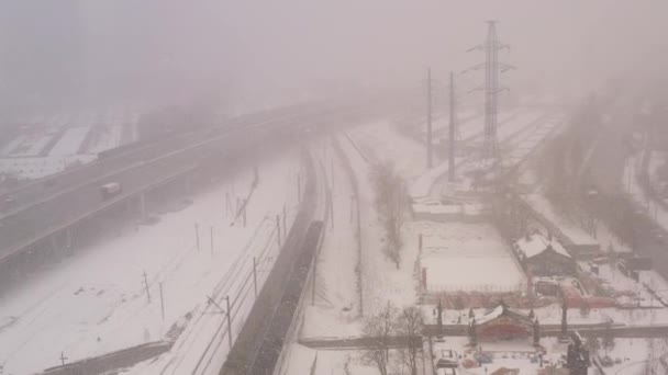 Dan Çekilen Büyük Bir Şehrin Yol Kesişimlerinin Otoyollarının Panoramik Görüntüsü — Stok video