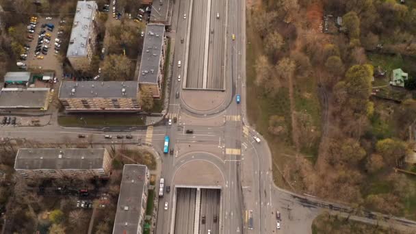 Panoramautsikt Över Vägkorsningar Och Motorvägar Storstad Filmad Från Drönare — Stockvideo