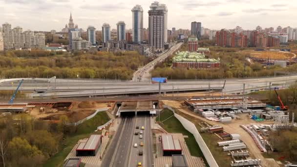 Панорамный Вид Дорожные Узлы Автомагистрали Большого Города Снятый Беспилотника — стоковое видео