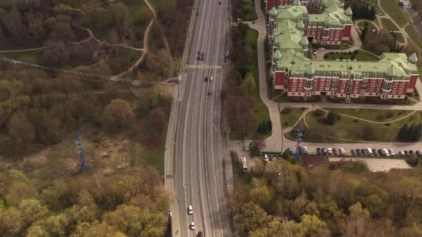 Dan Çekilen Büyük Bir Şehrin Yol Kesişimlerinin Otoyollarının Panoramik Görüntüsü — Stok video