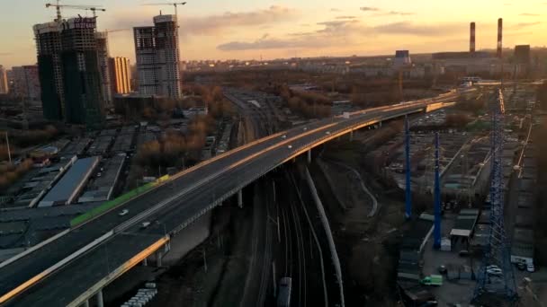 Dan Çekilen Büyük Bir Şehrin Yol Kesişimlerinin Otoyollarının Panoramik Görüntüsü — Stok video
