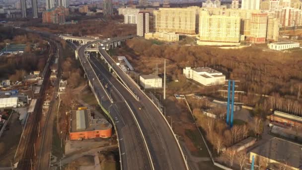 Panoramautsikt Över Vägkorsningar Och Motorvägar Bort Från Drönaren — Stockvideo