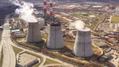 Büyük bir şehrin dumanı tüten bacalarıyla panoramik endüstriyel görüntüler.
