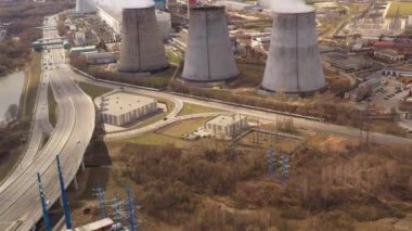 İHA 'dan çekilen büyük bir şehrin panoramik endüstriyel görüntüsü