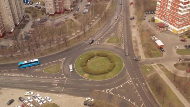 Panoramautsikt Över Vägkorsningar Och Motorvägar Bort Från Drönaren — Stockvideo