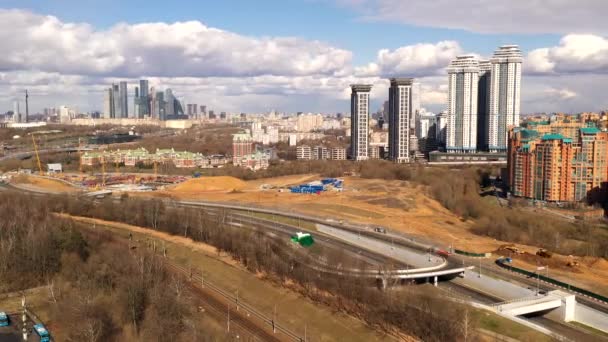 Panoramablick Von Der Drohne Auf Straßenkreuzungen Und Autobahnen — Stockvideo