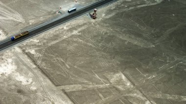Gizemli Nazca Çölü 'nde gizemli dev taşlıklar.