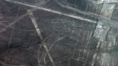 Gizemli Nazca Çölü 'nde gizemli dev taşlıklar.