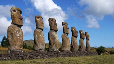 Okyanustaki uzak bir adada dev taş heykeller.