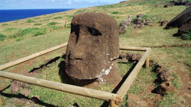 Okyanustaki uzak bir adada dev taş heykeller.