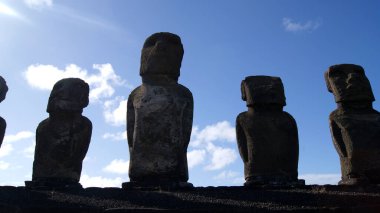 Okyanustaki uzak bir adada dev taş heykeller.