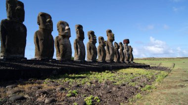Okyanustaki uzak bir adada dev taş heykeller.