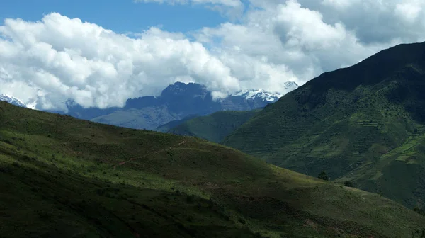 Berge Und Kumuluswolken Auf Einer Hochlandlandschaft — Stockfoto