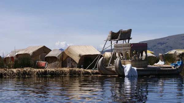 Life Local Tribes Floating Islands High Mountain Lake Peru — Stock Photo, Image