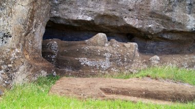 Okyanustaki uzak bir adada dev taş heykeller.