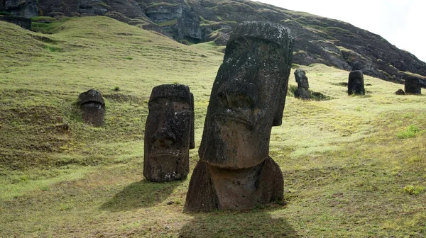 海の遠くの島にある巨大な石の彫刻は — ストック写真