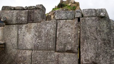 Uzak ve gizemli Paskalya adasında deniz ve kayalarla kaplı bir manzara.