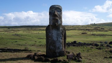 Okyanustaki uzak bir adada dev taş heykeller.