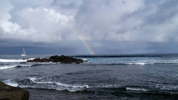 Uzak Gizemli Paskalya Adasında Deniz Kayalarla Kaplı Bir Manzara — Stok fotoğraf