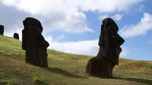 海の遠くの島にある巨大な石の彫刻は — ストック写真