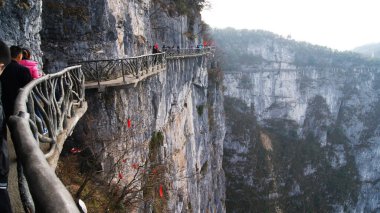 Dağların muhteşem manzarası ve doğal parkın bulutları.