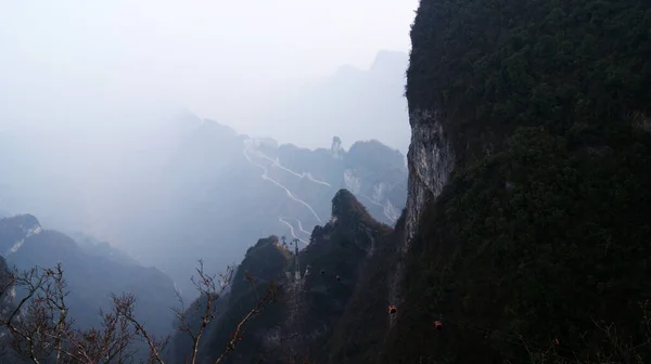 令人叹为观止的自然公园的高山和云彩景观 — 图库照片