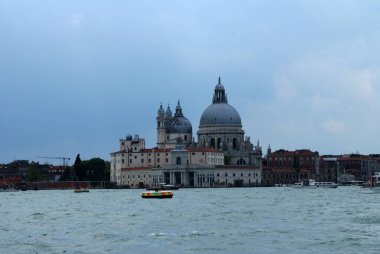 Romantik şehir manzarası ve deniz manzarası.