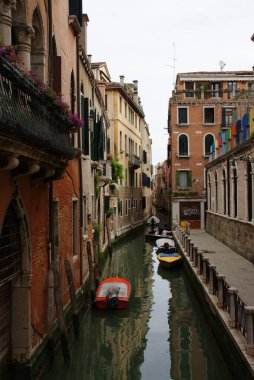 Romantik şehir manzarası ve deniz manzarası.