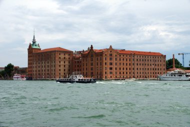 Romantik şehir manzarası ve deniz manzarası.