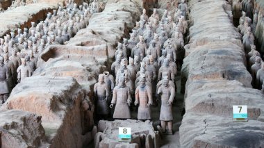 Terracotta kil ordusu Xian 'daki ilk Çin imparatorunu koruyor.