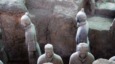 Terracotta kil ordusu Xian 'daki ilk Çin imparatorunu koruyor.