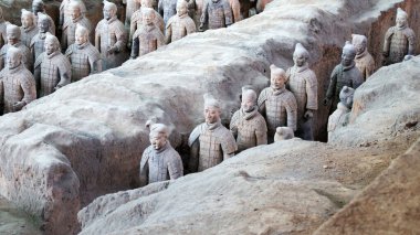 Terracotta kil ordusu Xian 'daki ilk Çin imparatorunu koruyor.