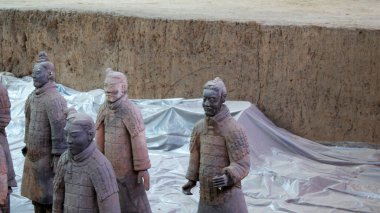 Terracotta kil ordusu Xian 'daki ilk Çin imparatorunu koruyor.