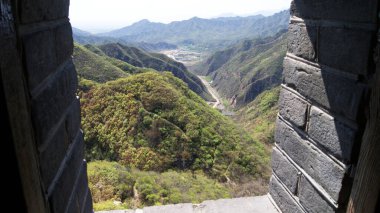 Kuleleri ve tapınakları olan Çin Seddi