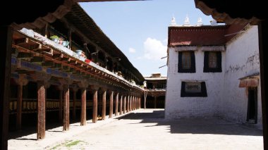 Tibet 'in Alp Budist tapınakları ve kaleleri