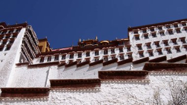 Tibet 'in Alp Budist tapınakları ve kaleleri