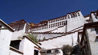 Tibet 'in Alp Budist tapınakları ve kaleleri