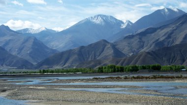 Tibet 'in Alp Budist tapınakları ve kaleleri
