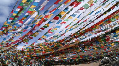 Tibet 'in Alp Budist tapınakları ve kaleleri