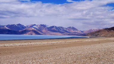 Tibet 'teki Kailash Dağı' nın etrafındaki taşın içinde bulunan Budist duası ve inancı.